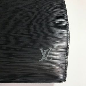 Louis Vuitton Black Leather handbag w/ data code